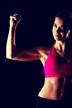 Kadın kaslarını gösteriyor.