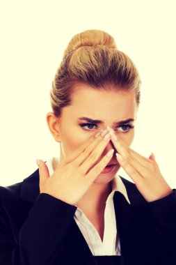 Sinüs ağrısı acı genç iş kadını