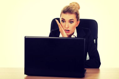 Sürpriz ve meraklı bir işkadını içinde belgili tanımlık laptop perde gördükleri inanamıyorum