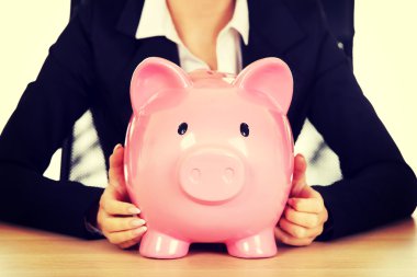 Masanın arkasında bir servet ile iş kadını