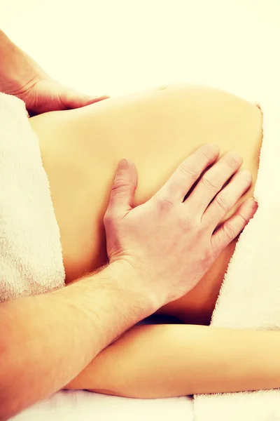 Schwangere Frau bei einer entspannenden Massage — Stockfoto