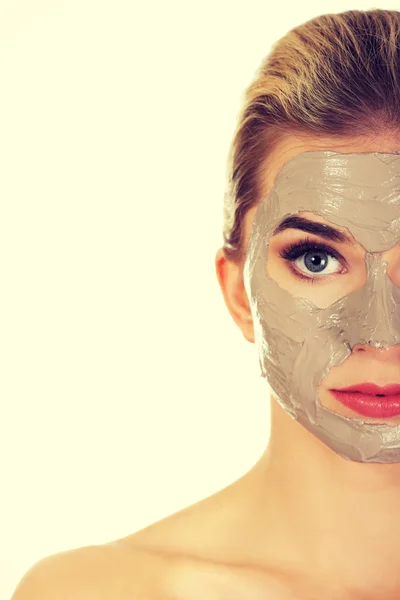 Mezza faccia di giovane donna con maschera facciale — Foto Stock