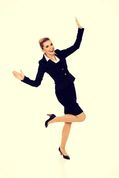 Junge glückliche springende Geschäftsfrau — Stockfoto