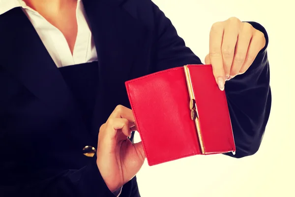 Junge Frau zeigt ihre leere Brieftasche. Konkurskonzept — Stockfoto