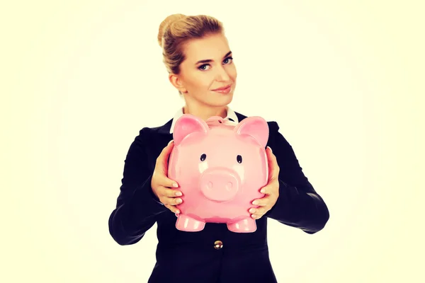 Happy affärskvinna spara pengar i piggybank — Stockfoto