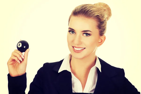 Feliz mujer de negocios sosteniendo ocho bolas de billar. —  Fotos de Stock