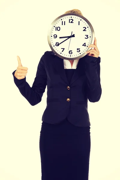 Femme d'affaires avec horloge - concept de temps — Photo