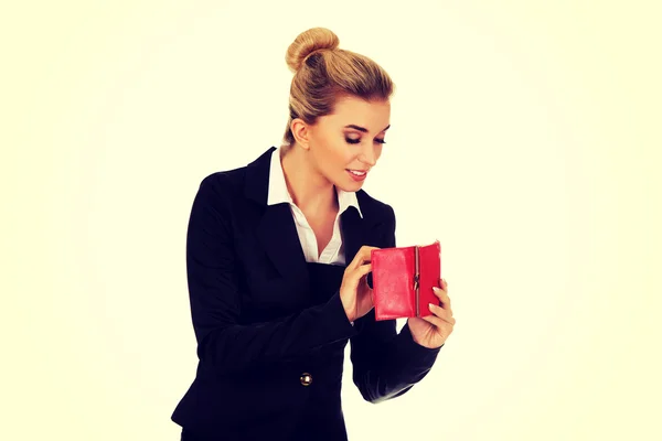 Feliz mujer de negocios sonriente con billetera roja — Foto de Stock