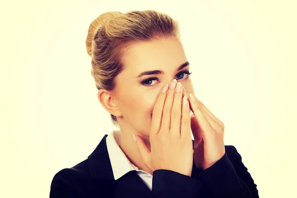 Geschäftsfrau kichert und bedeckt ihren Mund mit der Hand — Stockfoto