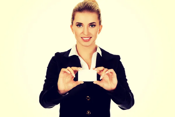 Belle femme d'affaires souriante avec carte de visite — Photo