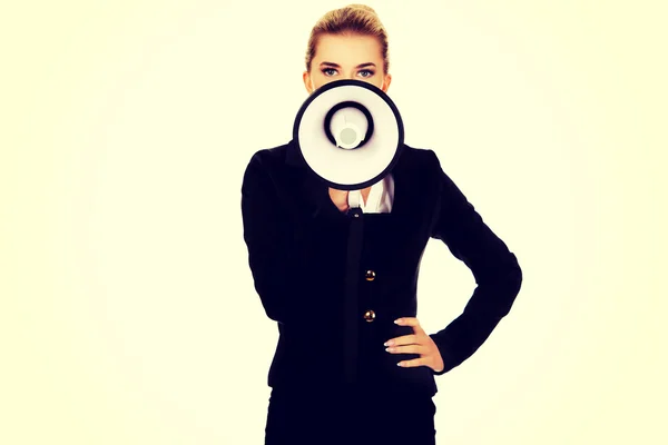 Mulher de negócios bonita gritando com megafone — Fotografia de Stock