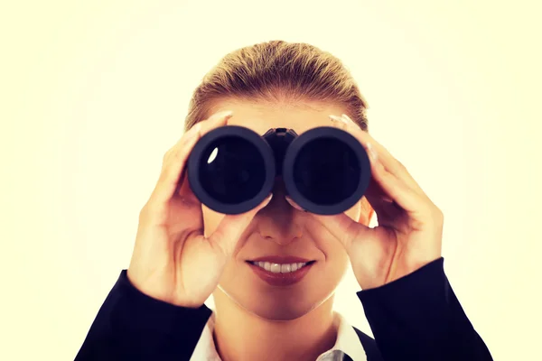 Jovem empresária com um binocular — Fotografia de Stock