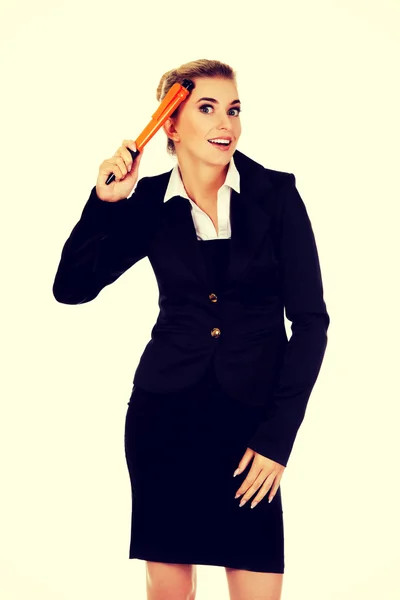 Junge Geschäftsfrau mit großem Stift — Stockfoto