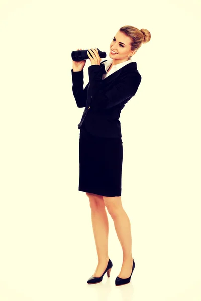 Joven empresaria con un binocular —  Fotos de Stock