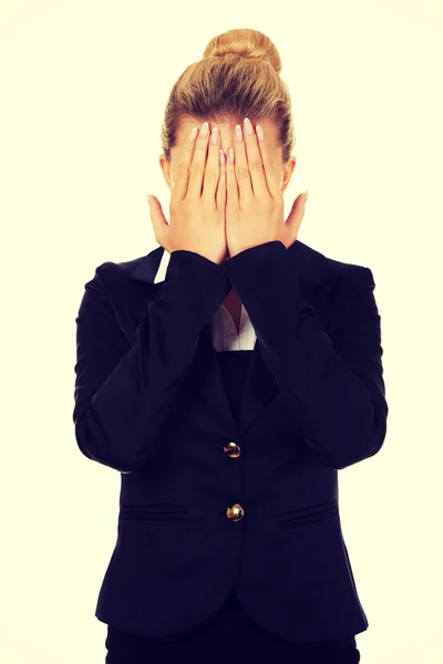 問題を抱えたビジネス女性の手で彼女の顔を覆っています。 — ストック写真