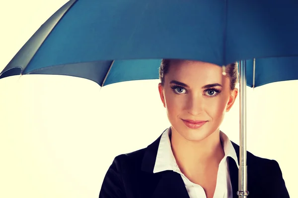 Блондинка бізнес-леді тримає парасольку — стокове фото