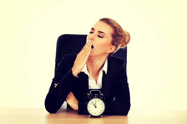 Yawning businesswoman behind the desk — Stock Photo, Image