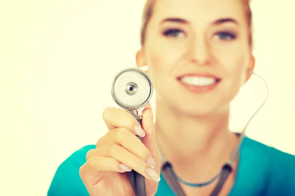 Médica sorridente segurando um estetoscópio — Fotografia de Stock