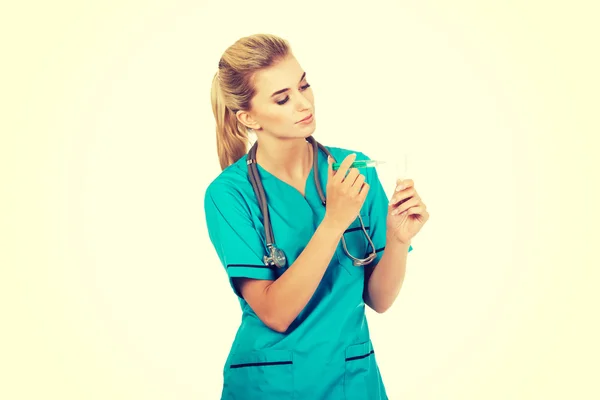 Vrouwelijke verpleegkundige of Arts voorbereiding van een injectie — Stockfoto