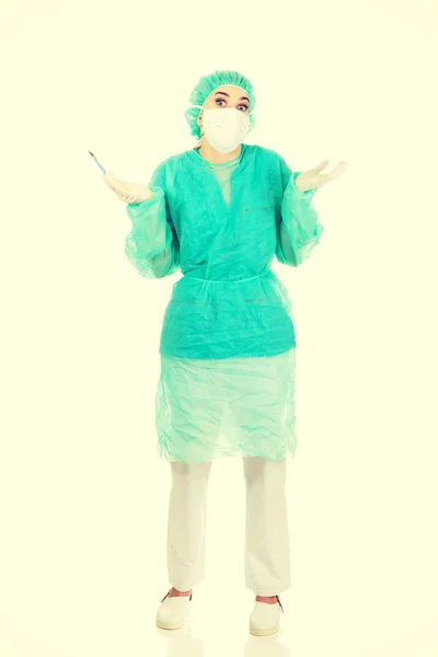 Zaskoczony chirurg kobiece kobieta lekarz ze skalpelem — Zdjęcie stockowe