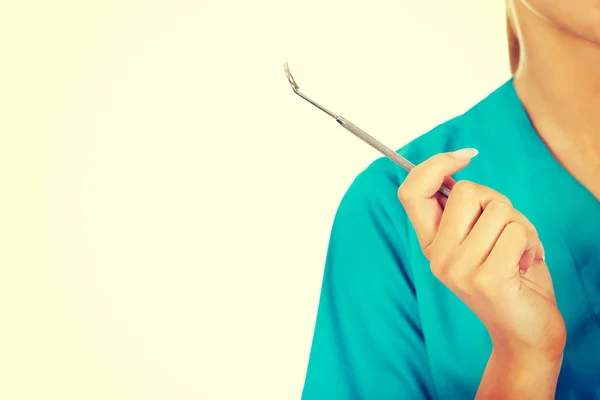 Женщина держит стоматологическое зеркало — стоковое фото