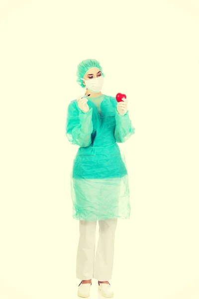 心とメスを保持している若い女性の心臓病 surgeron — ストック写真