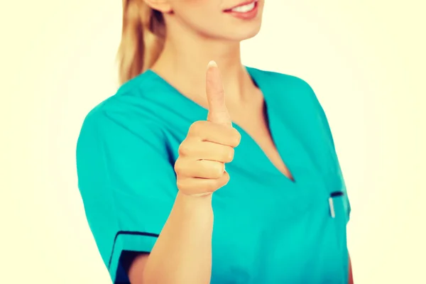 Mulher sorridente médico ou enfermeiro com o polegar para cima — Fotografia de Stock