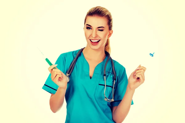 手に注射器を 2 本と女性看護師の笑顔 — ストック写真