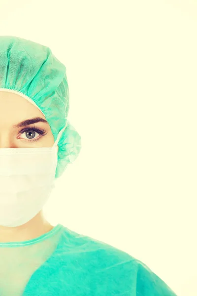 Portrait en gros plan d'une chirurgienne médecin masquée — Photo