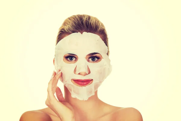 Joven mujer feliz con máscara facial . — Foto de Stock