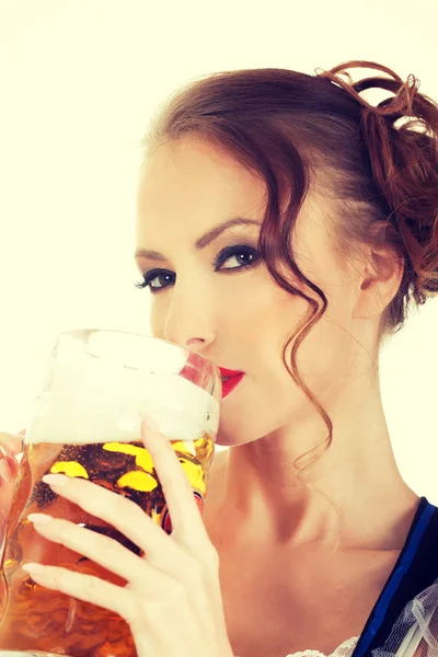 Баварская женщина пьет пиво . — стоковое фото