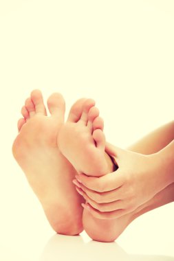 Kadın onun ayak dokunmak.