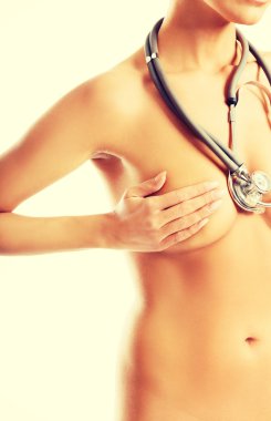 Kadın göğüslerini kapsayan bir stetoskop ile