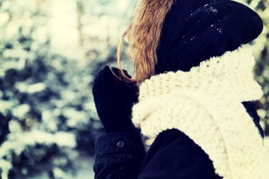 sıcak tutan kadın açık havada içki