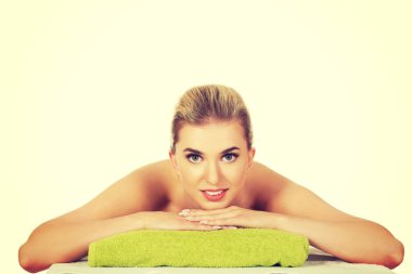 Genç kadın rahatlatıcı spa gülümse