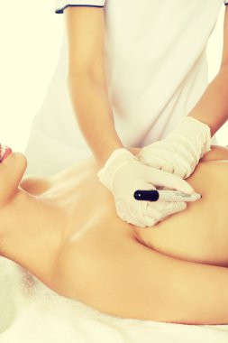 Genç kadın meme ameliyatından önceki.