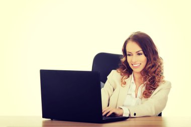 mutlu işkadını üstünde laptop çalışma.