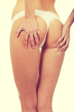 seksi kadın onun kalça dokunmadan.