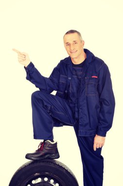 Bacak üzerinde sola doğru işaret eden bir lastik tamircisi