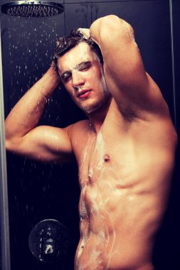 yakışıklı adam kendini sabunla yıkama.