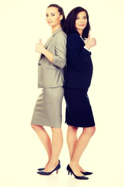 Başparmak yukarıya ile iki iş kadınları.