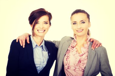 Birbirini kucaklayan iki kadın..