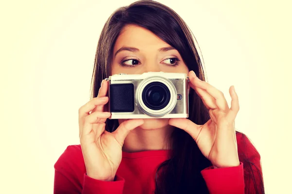 Donna che scatta una foto con una macchina fotografica . — Foto Stock