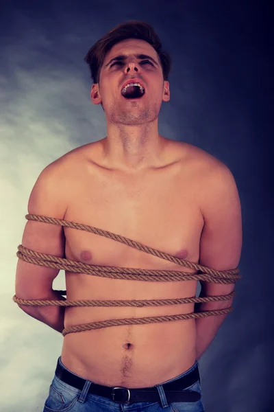 Gefolterter Mann mit Seil gefesselt. — Stockfoto