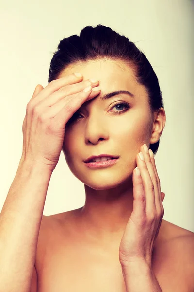 Mujer spa con maquillaje tocando su cara . —  Fotos de Stock