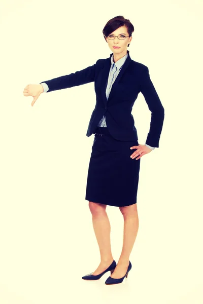 Obchodní žena ukazuje palec dolů. — Stock fotografie