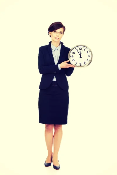 Mulher de negócios segurando relógio em mãos . — Fotografia de Stock