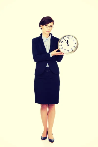 Geschäftsfrau hält Uhr in Händen. — Stockfoto