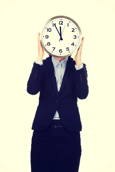 Mujer de negocios escondida detrás de reloj grande . —  Fotos de Stock