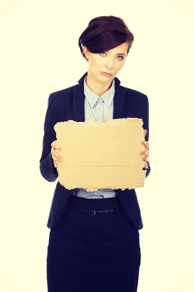 Уволенная деловая женщина с картонкой . — стоковое фото